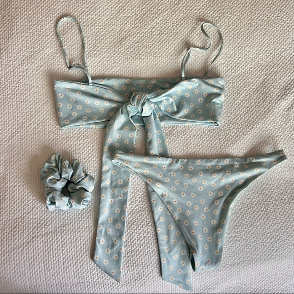 SAME Los Angeles Swim — Bikini set + matching scrunchie in Blue Daisy - Picture 7 of 11